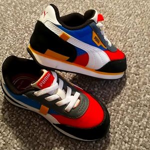 Boys Puma tennis shoes